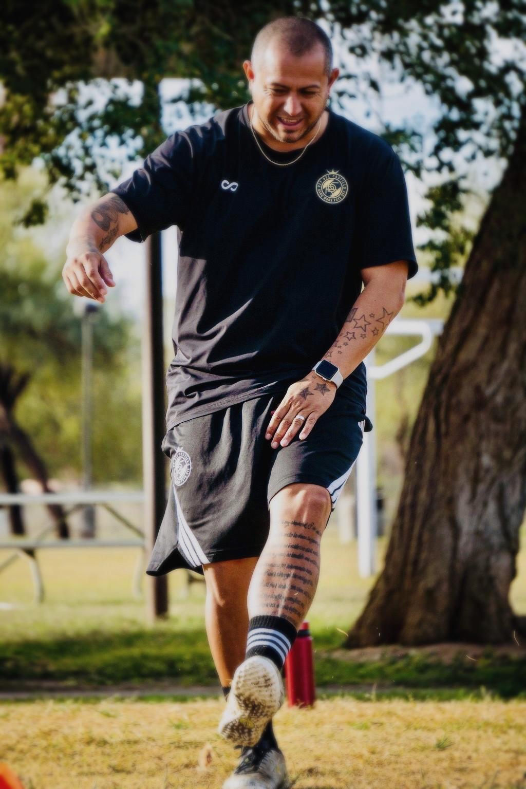 Coach Noel Castillo demonstrating footwork drill during 1 on 1 soccer training session